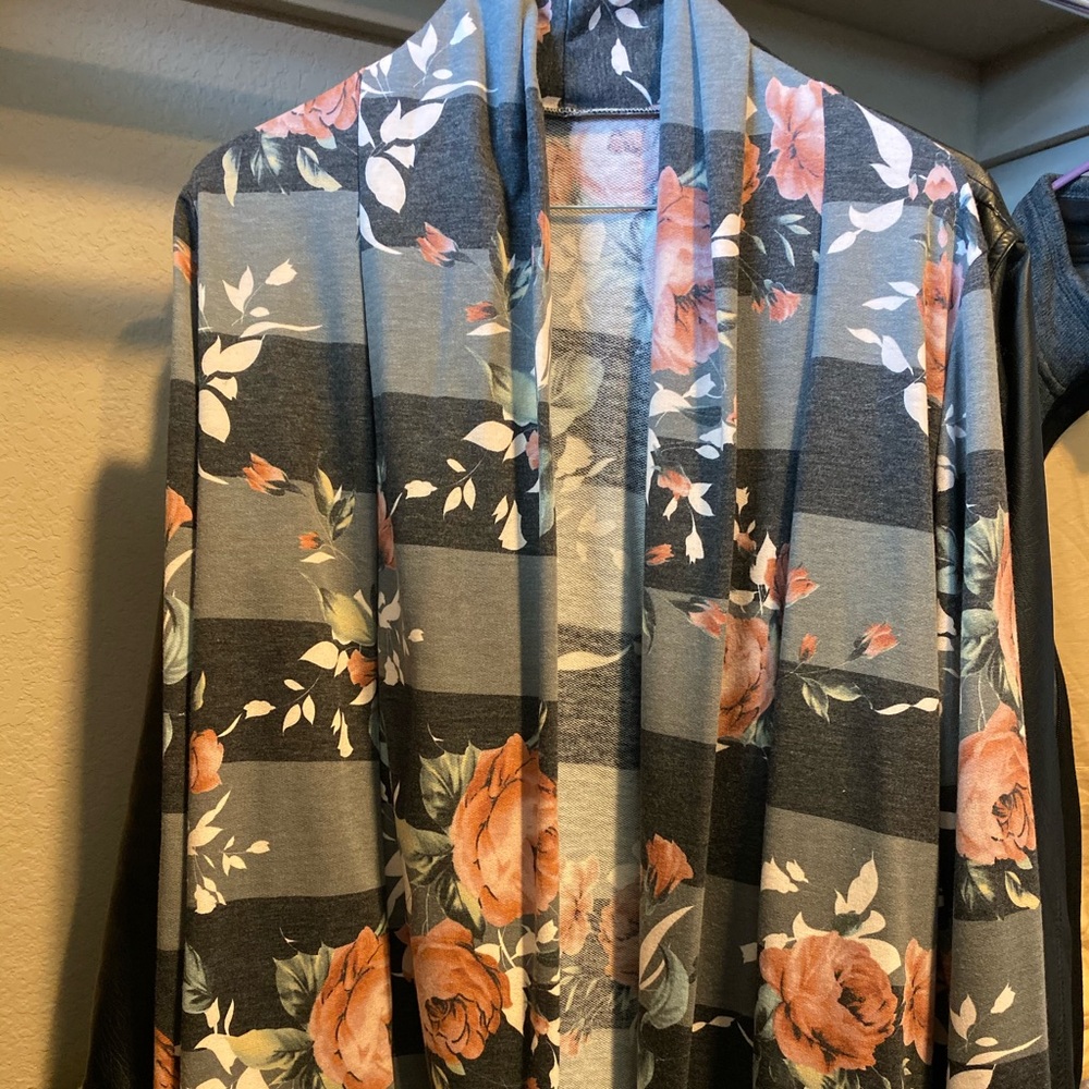 🌹🌸Like new boutique floral cardigan🌹🌸